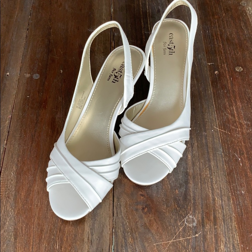 Low heeled sandal